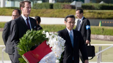 Prins Joachim lægger en krans til minde om ofrene for atombomben over Hiroshima.
