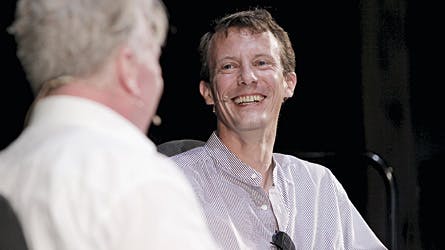 Prins Joachim står her med brevet fra den seks-årige Mirika Ninoi, der ses sidden umiddelbart foran prinsen. Brevet havde hun skrevet på dansk.