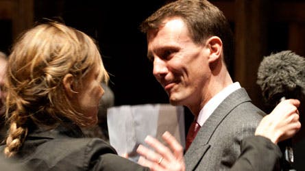 Signe Molde forsøger at kramme prins Joachim.