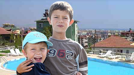 Mon ikke ferien byder på en tur i poolen for de to sprælske prinser?