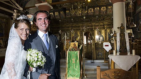 Lige her i det lille kirkerum blev Tatiana og prins Nikolaos kædet sammen ved vielsen onsdag aften på Spetses.