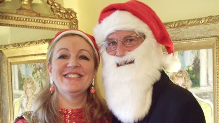 Kan du genkende dronningens familiemedlem bag det store nisseskæg?