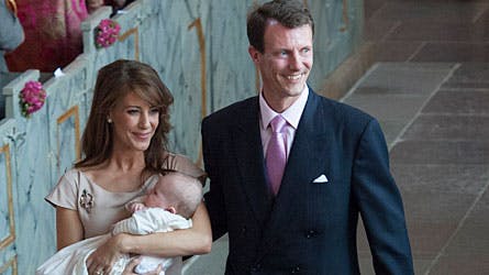 De stolte dåbsforældre med deres lille prinsesse Athena på vej op til døbefonten i Møgeltønder Kirke.