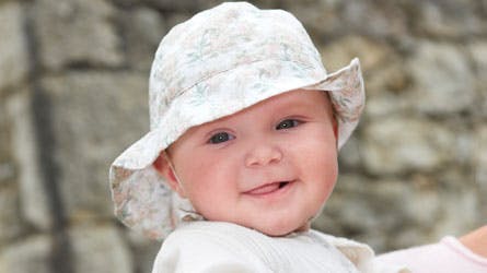 Danmarks yngste prinsesse er ikke til at stå for, når hun smiler kækt og skævt under sin lille bøllehat