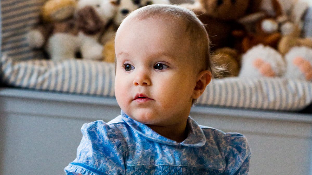 Etårs fødselaren poserer sødt for fotografen hjemme hos mor og far på Amalienborg i København.