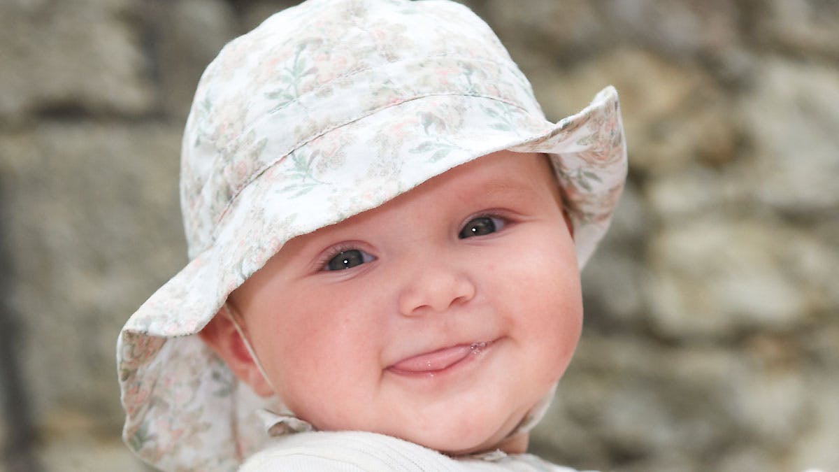 Prinsesse Athena er en rigtig lille spasmager og forstår allerede nu, hvordan hun skal charmere fotografen.