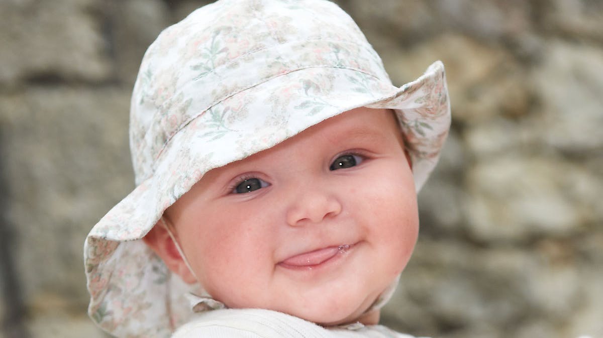 Prinsesse Athena er en rigtig lille spasmager og forstår allerede nu, hvordan hun skal charmere fotografen.