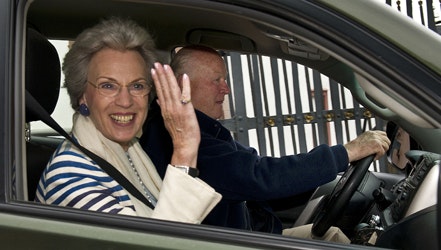 Prinsesse Benedikte og prins Richard er tydeligt glade på deres datters vegne.