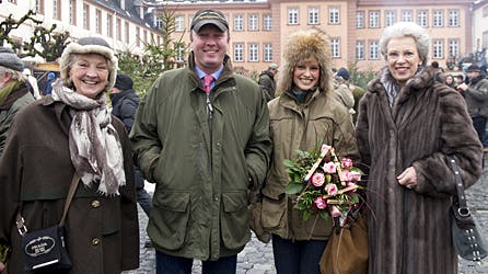 Prinsesse Benedikte nyder at gå rundt og se på det hele sammen med sin søn, prins Gustav, og hans kæreste, Carina, samt prins Richards søster, grevinde Madeleine.