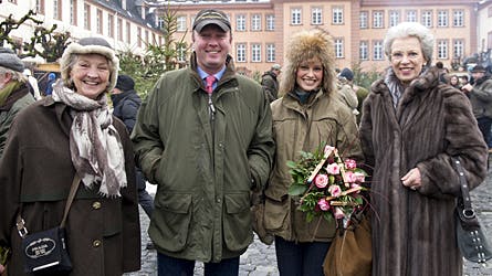 https://imgix.billedbladet.dk/media/billedbladet/kongelige/nyheder/prinsesse-benedikte/julemarkedberlejs.jpg