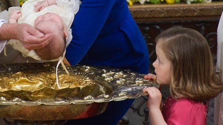 Prinsesse Isabella holder godt øje i kirken.
