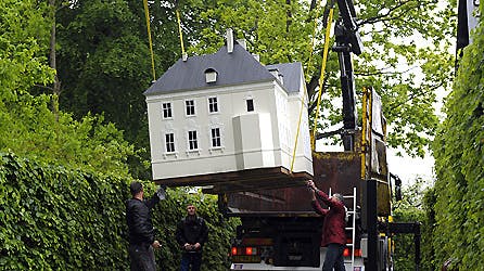 Legehuset vejer et halvt ton og blev med kran løftet ind over hækken.