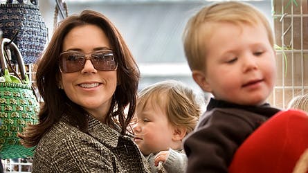 Nu har kronprinsesse Mary og kronprins Frederik to børn, der skal afleveres hver morgen i Børnehuset.