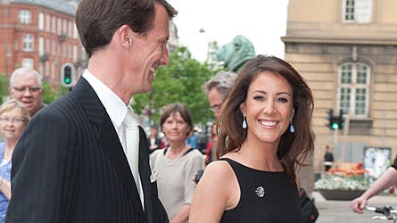 Prins Joachim smilte sødt og stolt til sin smukke hustru prinsesse Marie på vej ind i Glyptoteket torsdag aften.