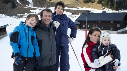Prinsesse Marie omgivet af prinser i de schweiziske bjerge.