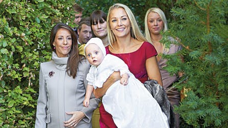 Prinsesse Marie, der nu er i sjette måned, fulgtes med Caroline Fleming til slotskirken, mens dagens midtpunkt, lille Nicholas, spærrede øjnene vidt op.