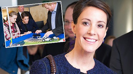 Marie strålede som en sol, da hun gik rundt og hilste på autisterne i job med sin struttende mave.