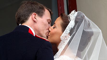 Prins Joachim kysser prinsesse Marie
