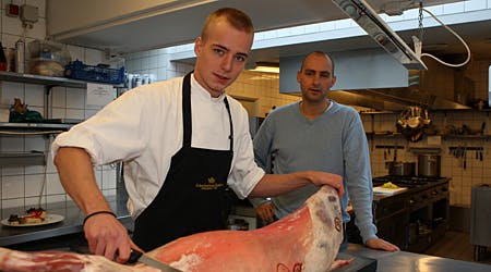 Muligvis er der også lam på julemenuen hos prins Joachim og prinsesse Marie. Det kan Rasmus nemt klare uden hjælp fra sin chef.