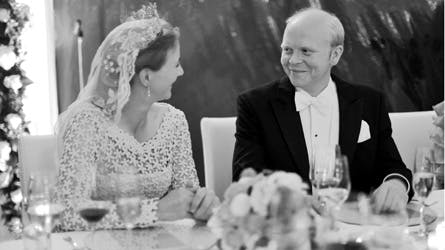 Prinsesse Nathalie og Alexander Johannsmann er klar til at indtage deres bryllupsmiddag. Billedet stammer fra den serie af private billeder, som BILLED-BLADET bringer på torsdag.