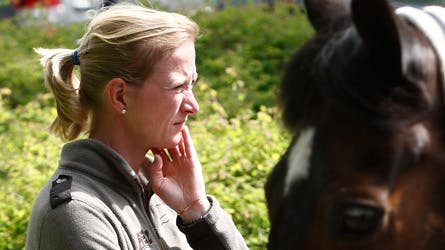 Her får en rørt prinsesse Nathalie et knus af sin mor efter at have vundet endnu en dressurmedalje.