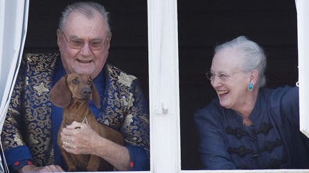 Prins Henrik og dronning Margrethe på dronningens fødselsdag. Gravhunden er naturligvis med.