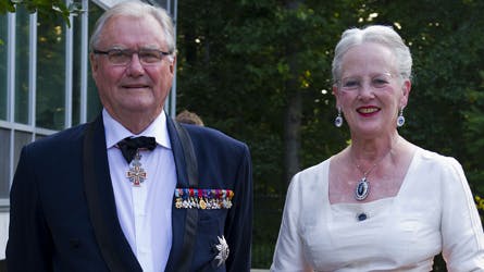 Dronning Margrethe og Henrik vinker til tilskuerne på kajen under deres nyligt overståede Grønlandstur.