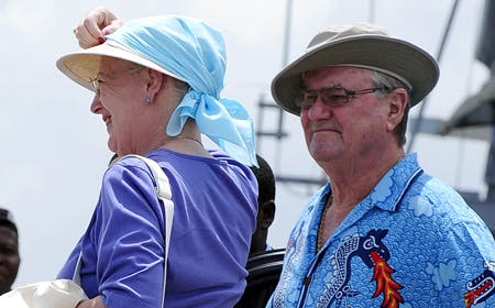 Dronning Margrethe og prins Henrik hygger sig i Tanzania i praktiske sommer-outfits.