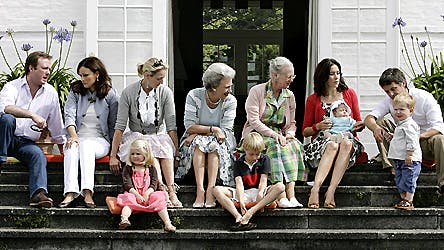 Igen i år bliver der kongelig familiehygge på trappen op til Gråsten Slot. Billedet er fra sidste år. Fra venstre er det prins Gustav, Carina Axelsson, prinsesse Alexandra, prinsesse Benedikte, dronning Margrethe, kronprinsesse Mary med prinsesse Isabella