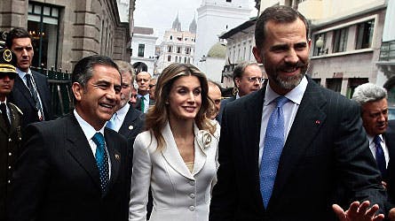 Quitos borgmester Augusto Barrera sammen med kronprinsesse Letizia og kronprins Felipe.
