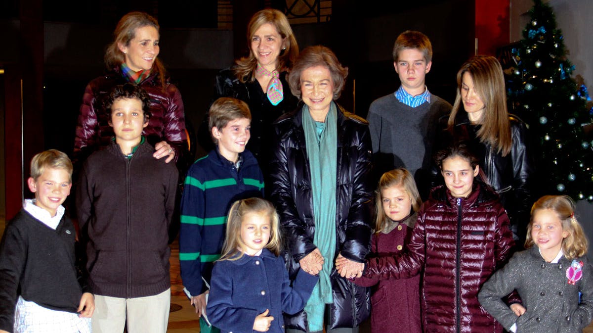 Dronning Sofia omgivet af familie foran Coliseum-teatret.