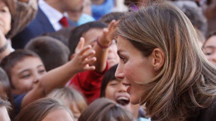 Kronprinsesse Letizia hilser på jublende børn.