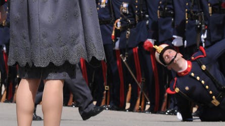 Den besvimede soldat kom i nærkontakt med den madrilenske asfalt for øjnene af kongelige og kolleger i hobetal.
