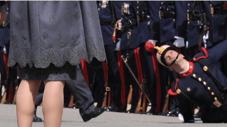 Den besvimede soldat kom i nærkontakt med den madrilenske asfalt for øjnene af kongelige og kolleger i hobetal.