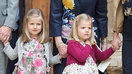 Prinsesse Sofia og prinsesse Leonor af Spanien løb helt med opmærksomheden foran katedralen i Palma de Mallorca.