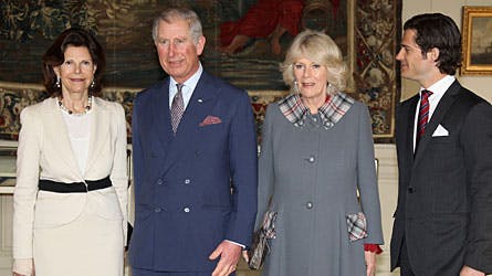 Dronning Silvia tog imod prins Charles og hans hustru Camilla sammen med sin søn, prins Carl Philip på kongeslottet torsdag eftermiddag.