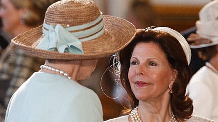 Dronning Silvia får en tiltrængt pause væk fra virakken i Sverige, når hun i dag mødes med dronning Margrethe i Danmark.