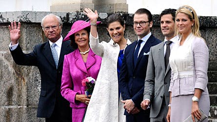 Det svenske kongehus har været hårdt prøvet det sidste års tid, men nu viser familien igen sammenhold, når de sammen drager til bryllup i Monaco.