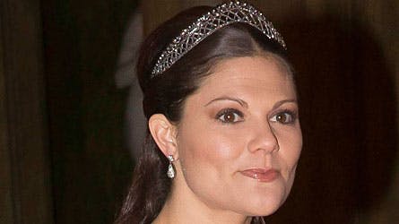 Kronprinsesse Victoria med sin enkle men smukke tiara ved tirsdagens gallamiddag på slottet i Stockholm.