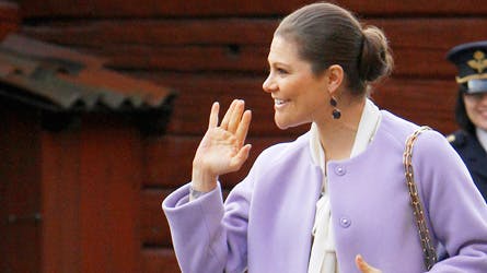 Kronprinsesse Victoria lyste flot op i sin fine uldfrakke i violet.