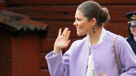 Kronprinsesse Victoria lyste flot op i sin fine uldfrakke i violet.