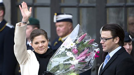 Korrekt royal etikette ? Daniel står bag ved sin kommende viv, ved dagens officielle arrangement på slotspladsen.