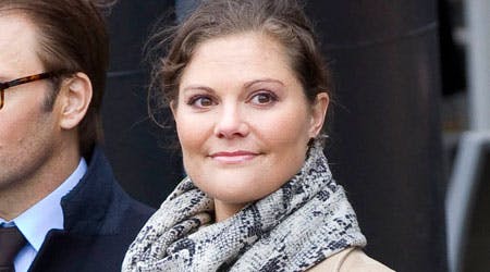 Udover en kjole og en taske, har kronprinsesse Victoria nu også luftet et tørklæde fra By Malene Birger
