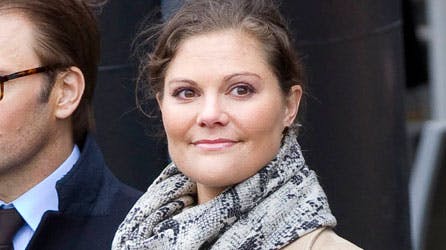 Udover en kjole og en taske, har kronprinsesse Victoria nu også luftet et tørklæde fra By Malene Birger