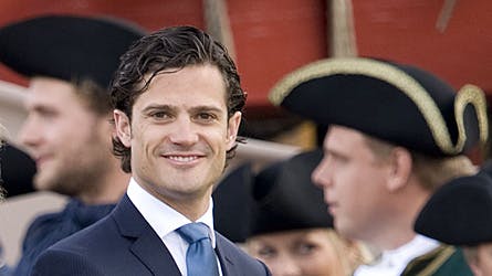 Prins Carl Philip kan sagtens storsmile - han er angiveligt så forelsket i Sofia, at han satser på et fast forhold til den 25-årige Paradise Hotel-deltager.