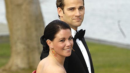 Her på billedet ses Emma Pernald - dog er det ikke hendes nye ven, men prinsesse Madeleines forlovede Jonas Bergström hun går sammen med.