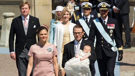 Prinsesse Estelle bæres til kirken af prins Daniel.
