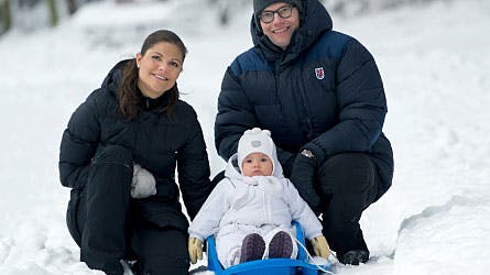 Kronprinsesse Victoria og prins Daniel med prinsesse Estelle i Hagaparken.