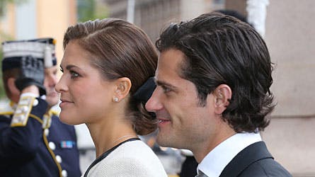 - Det er dejligt at søster har forlovet sig, fortæller en glad prins Carl Philip.