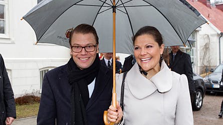 Kronprinsesse Victoria og prins Daniel er super veloplagte under deres besøg i Malmø og parret får hilst på mange glade borgere.